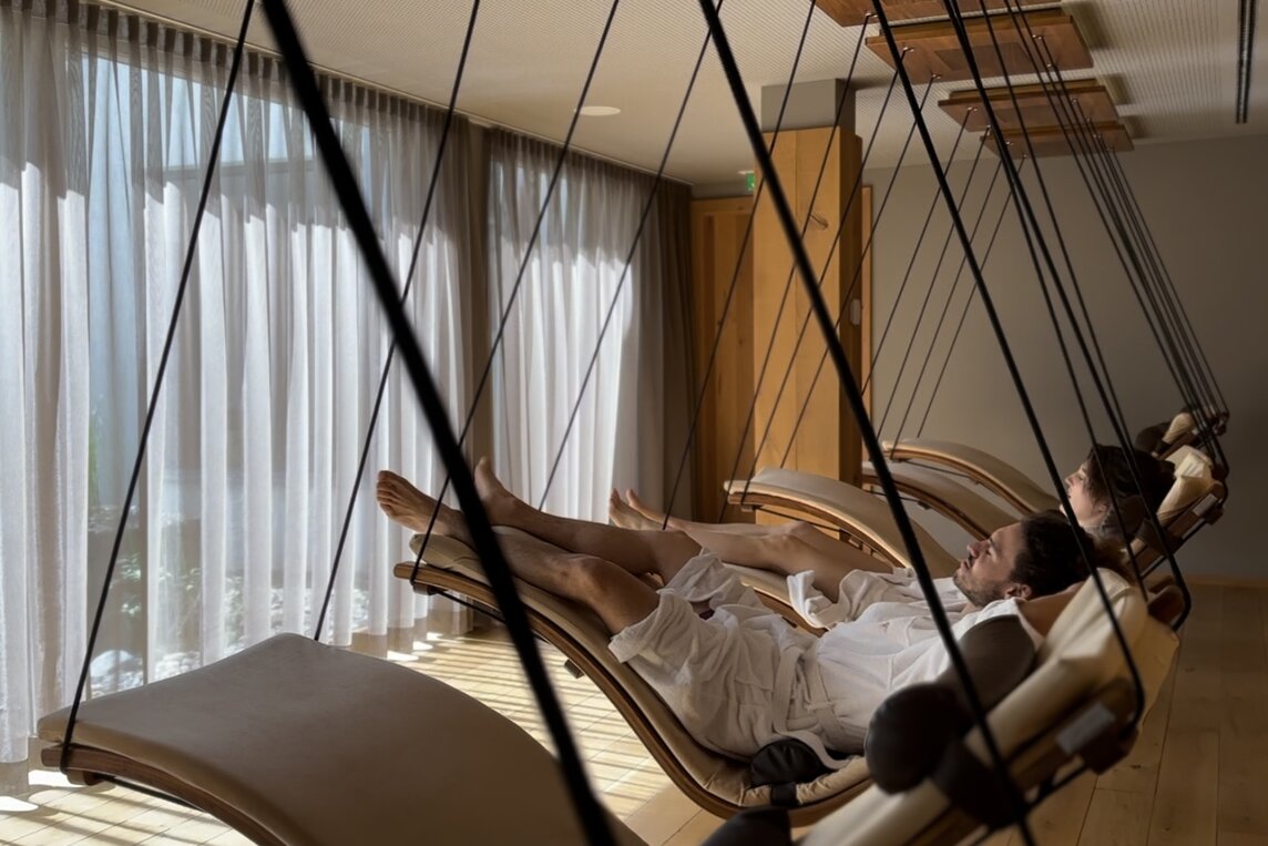 Paar entspannt in den Ruheräumen des Sporthotels | © Silvretta Montafon - Mara Baues