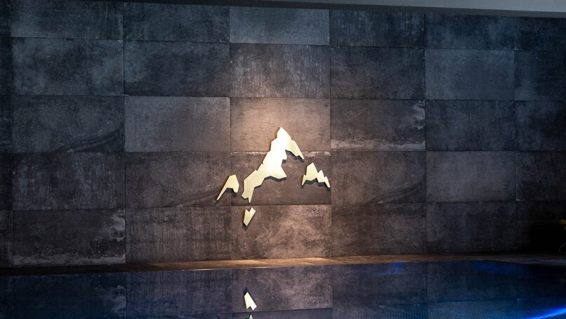 Der Kristallpool mit einem weißen Berg Logo im Hintergrund an der Wand | © Silvretta Montafon - blateral