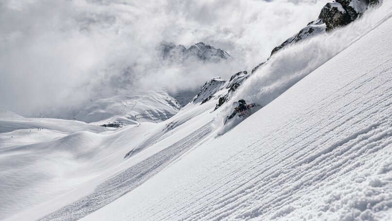 Skifahrer fährt durch den Tiefschnee in der Silvretta Montafon | © Silvretta Montafon - Michael Müller