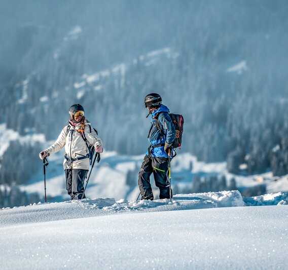 Zwei Freerider stehen im Tiefschnee in der Silvretta Montafon. | © Silvretta Montafon - Highland Production