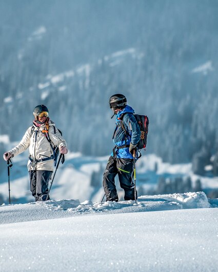 Zwei Freerider stehen im Tiefschnee in der Silvretta Montafon. | © Silvretta Montafon - Highland Production