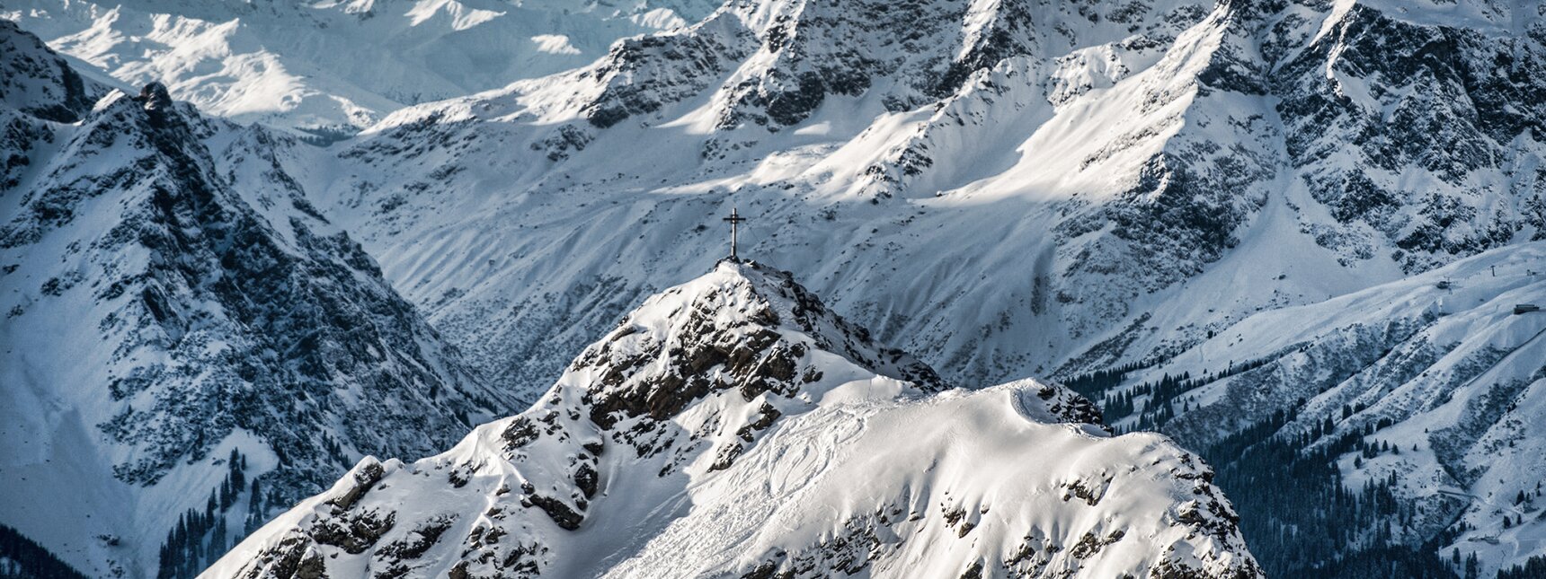 Das Gipfelkreuz auf der Zamangspitze in der Silvretta Montafon mit schneebedeckt. | © Silvretta Montafon - Daniel Hug