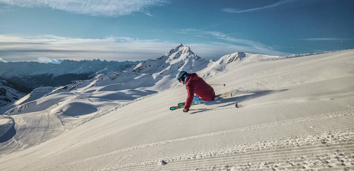 Skifahrer am Hochjoch - Silvretta Montafon | © Silvretta Montafon - Stefan Kothner Ein Skifahrer fährt am Morgen über die frisch präparierte Piste mit der Zamangspitze im Hintergrund. | © Silvretta Montafon - Stefan Kothner
