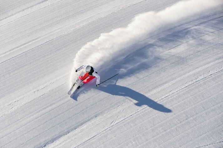 Ansicht einer Skifahrerin auf der Piste von oben. | © Silvretta Montafon - Schöffel