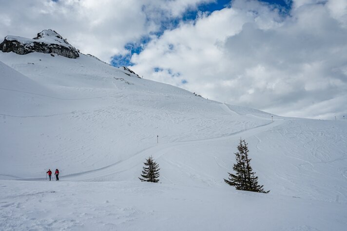 Verschneiter Winterwanderweg in den Bergen der Silvretta Montafon. | © Silvretta Montafon - Vanessa Strauch