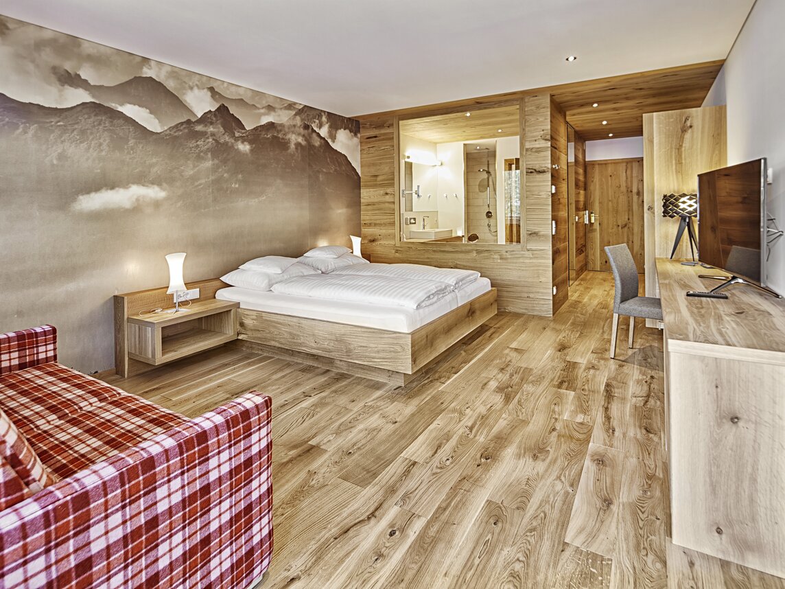 Junior Suite mit Doppelbett, Schreibtisch und großem Flatscreen | © Silvretta Montafon - Markus Gmeiner