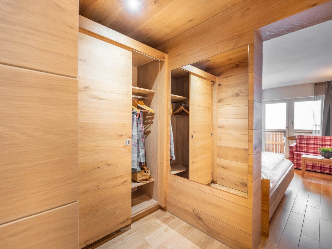 Ein Kleidungsschrank aus Holz mit Blick auf das Schlafzimmer | © Silvretta Montafon - blateral